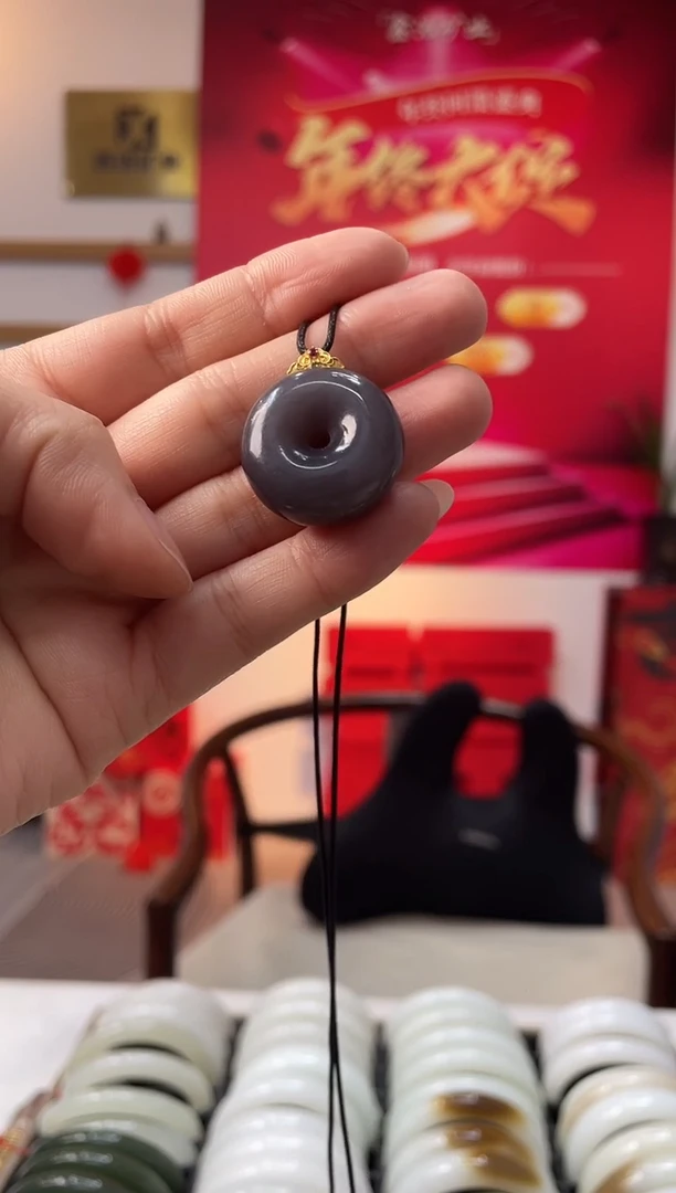 【闪购商品】和田玉颈饰18K金镶嵌烟紫平安扣吊坠随机发一件