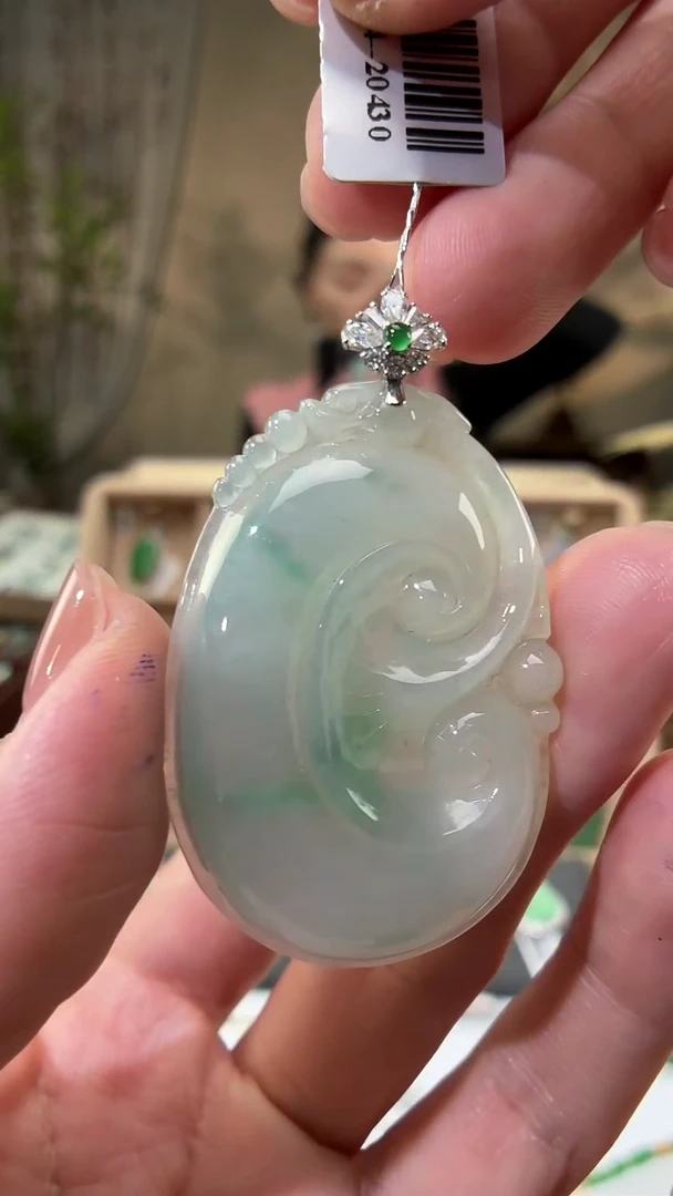 颈饰18K金镶嵌翡翠如意