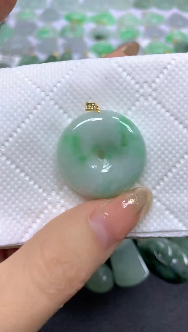 颈饰18K金镶嵌翡翠