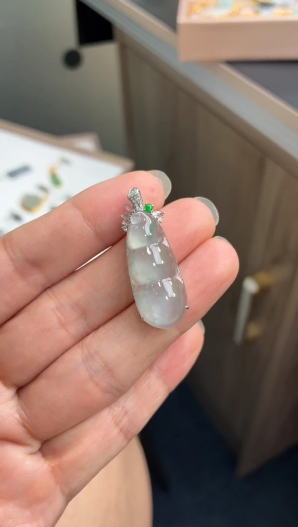 颈饰18K金镶嵌翡翠天然翡翠A货