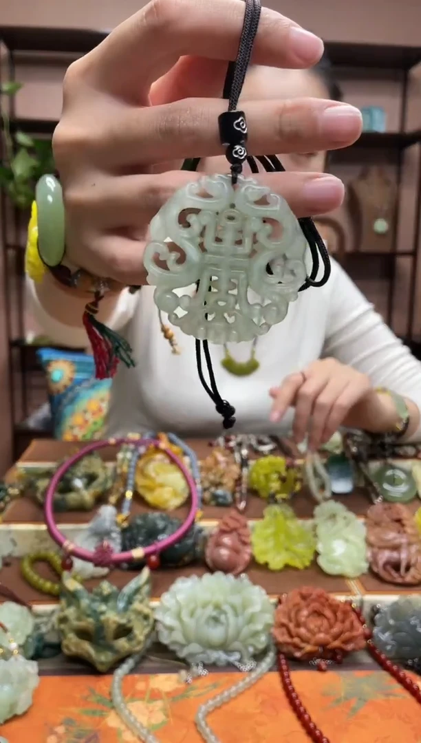 未镶嵌岫玉颈饰·