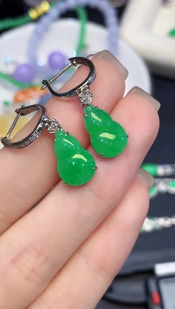 18K金镶嵌翡翠耳饰多样性发其一