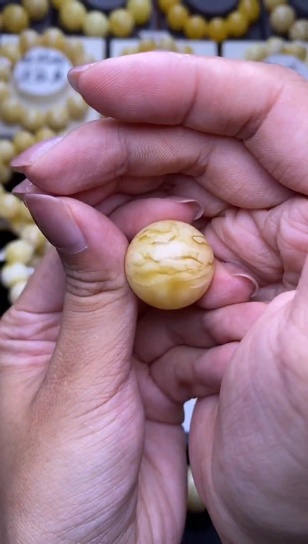 裸石琥珀未镶嵌22mm+大小姐珠宝44