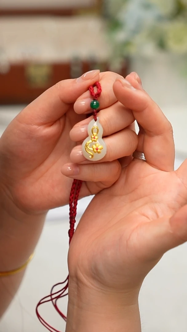 和田玉足金镶嵌颈饰（微瑕）金镶玉葫芦花吊坠