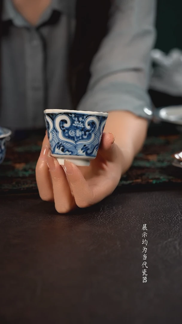 微瑕  雲山敬古蓝地铜钱如意纹四方杯