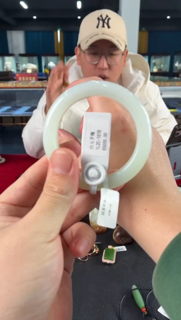 颈饰未镶嵌和田玉d****e手镯