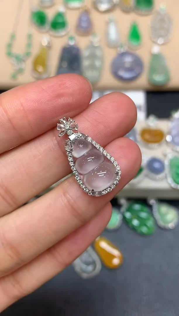 颈饰18K金镶嵌翡翠福豆【无服务费