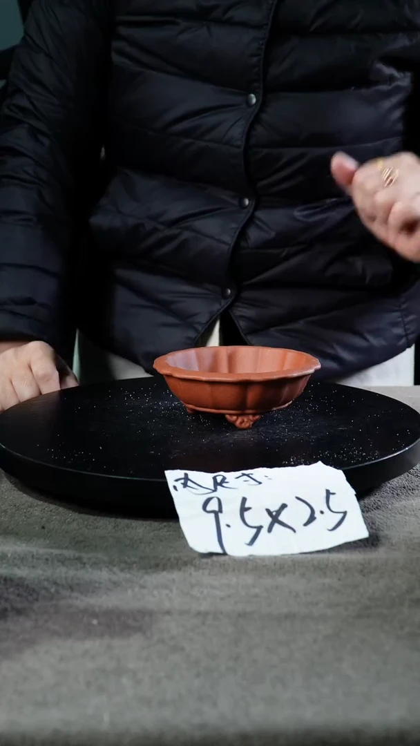 A宜兴紫砂小花盆