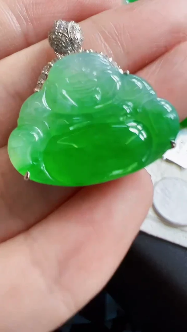 颈饰18K金镶嵌翡翠佛
