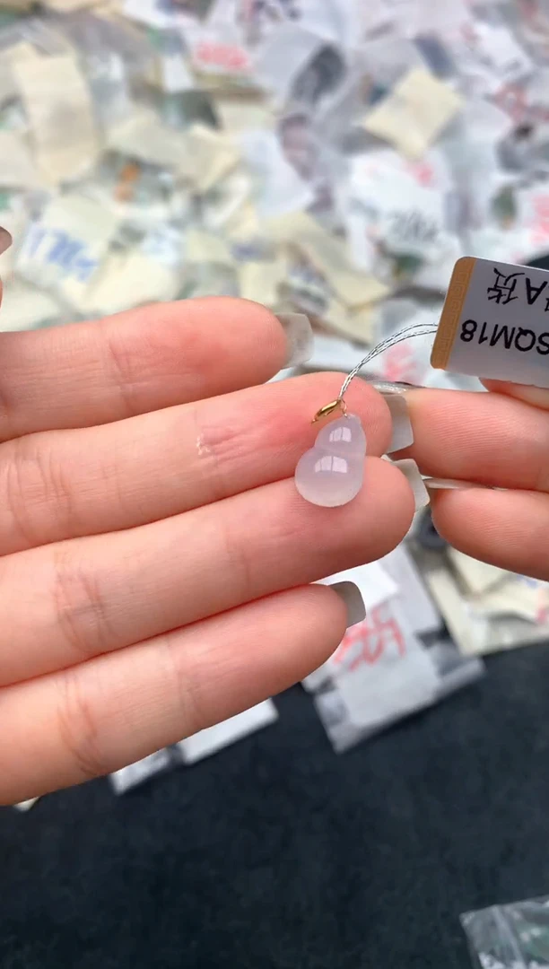 18K金镶嵌挂件翡翠一