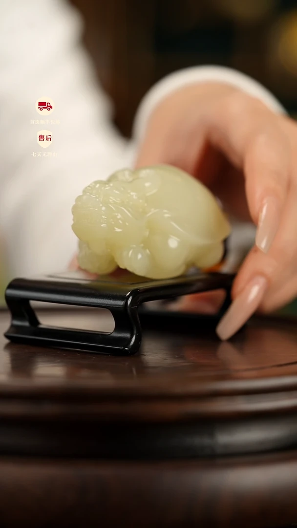 云南石竹叶青雕刻：吉祥龙龟手把件