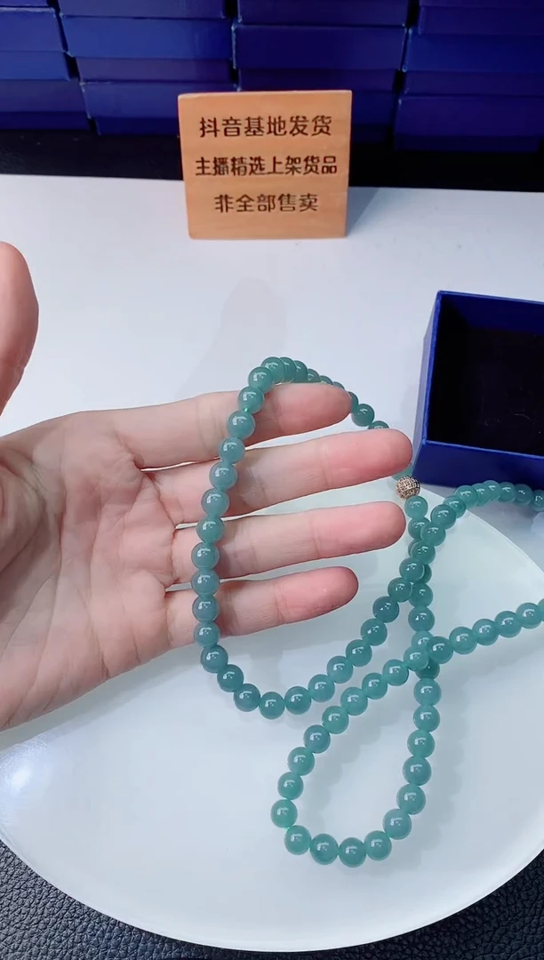 翡翠未镶嵌颈饰  `