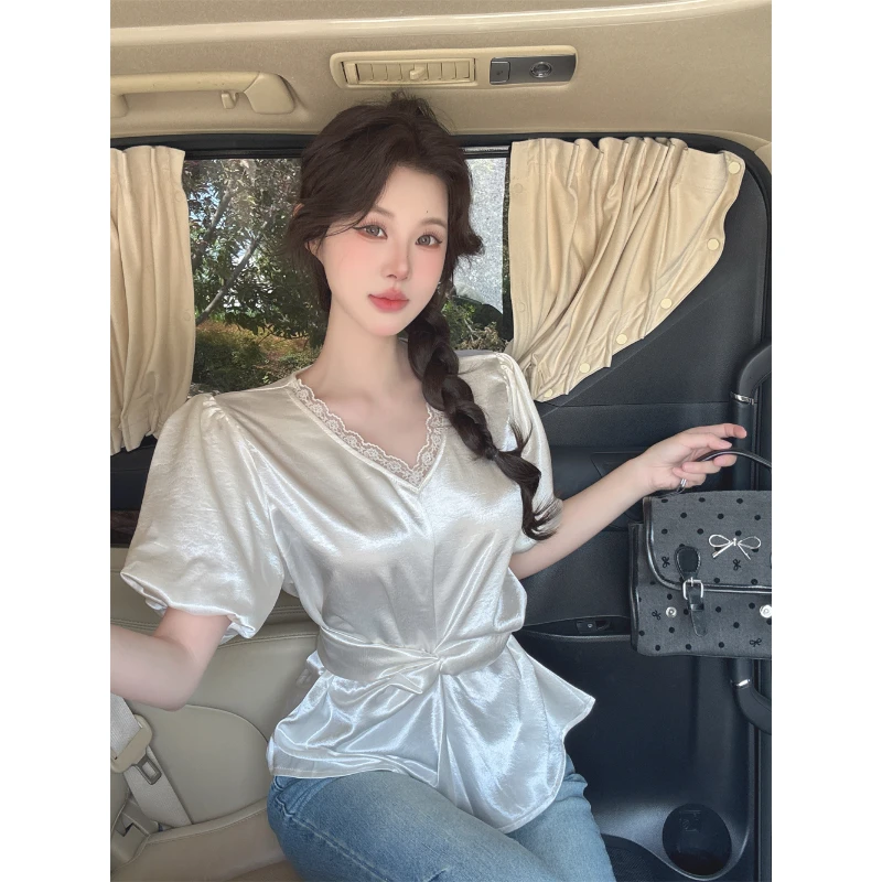 法式高级感蕾丝v领缎面短袖衬衫女夏新款绑带束腰衬衣泡泡袖上衣