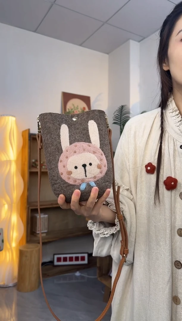 羊毛非遗纯手工包  手机包兔子