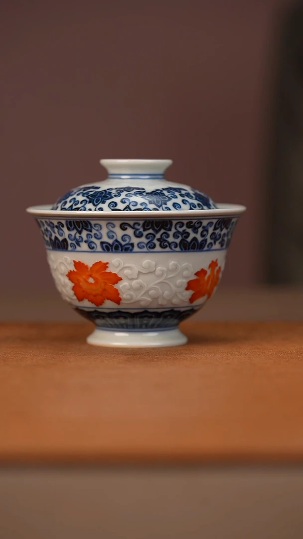 又见春风青花雕刻矾红花卉盖碗