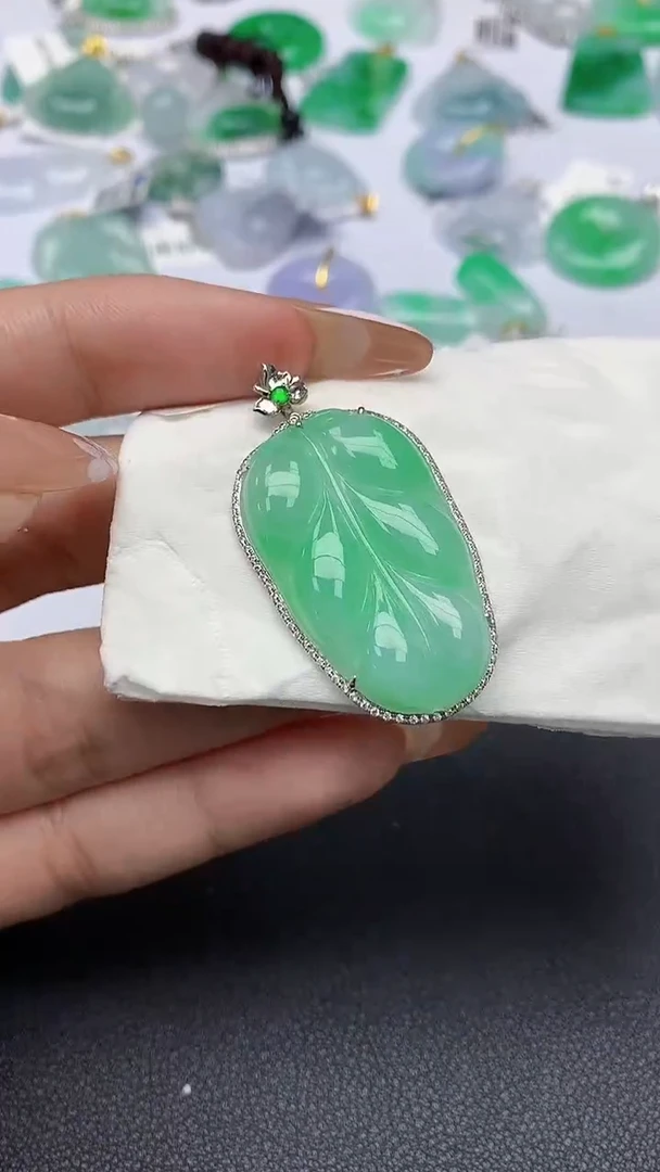 颈饰18K金镶嵌翡翠a货假一赔三支持复检百元上9元证书费自理