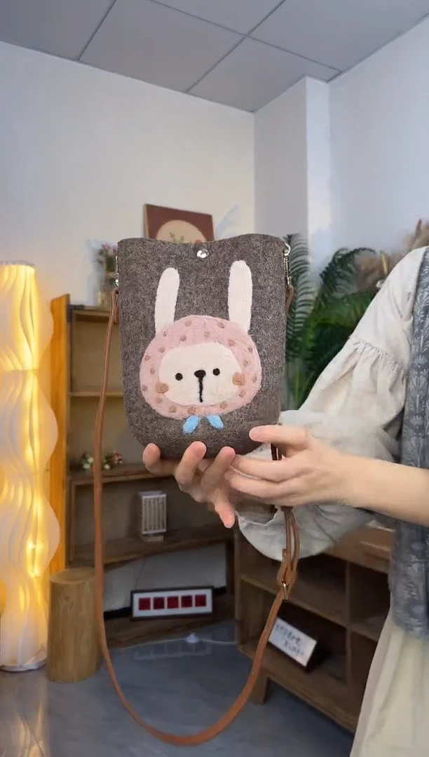 羊毛非遗纯手工包  手机包兔子
