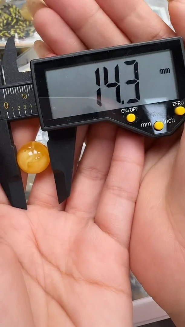 未镶嵌琥珀裸石如图