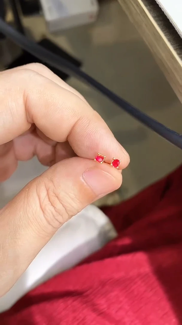 银S925镶嵌耳钉尖晶石L****s天然尖晶石耳钉 0.22ct