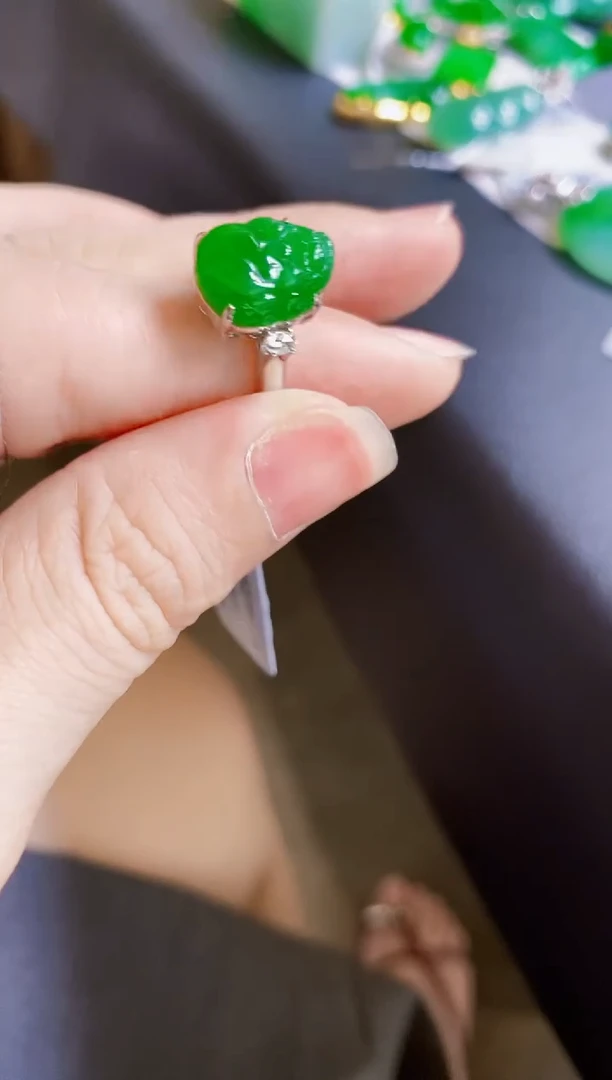 颈饰18K金镶嵌翡翠利*戒指