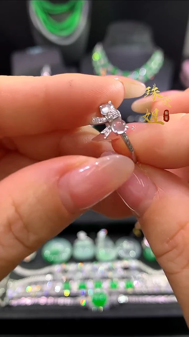 18K金镶嵌戒指翡翠戒指