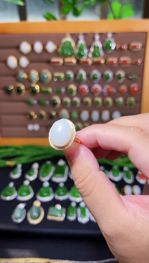 【闪购商品】和田玉戒指18K金镶嵌苹果绿厚金镶嵌戒指