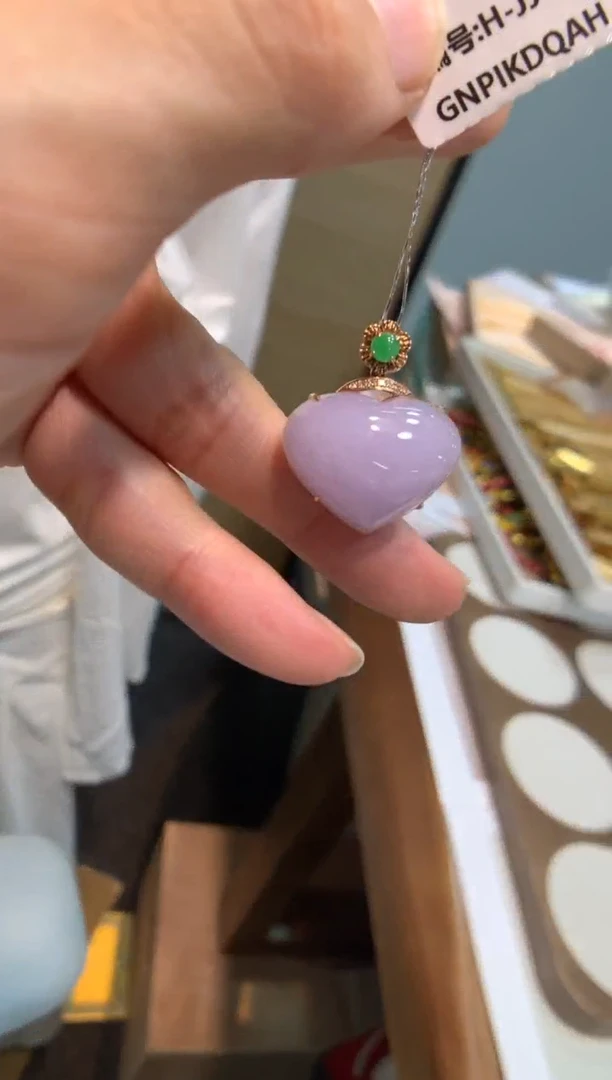 翡翠18K金镶嵌颈饰爱心