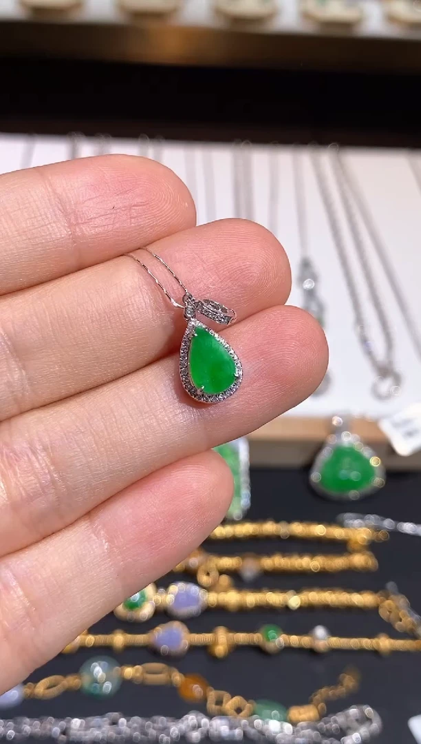翡翠18K金镶嵌颈饰吊坠