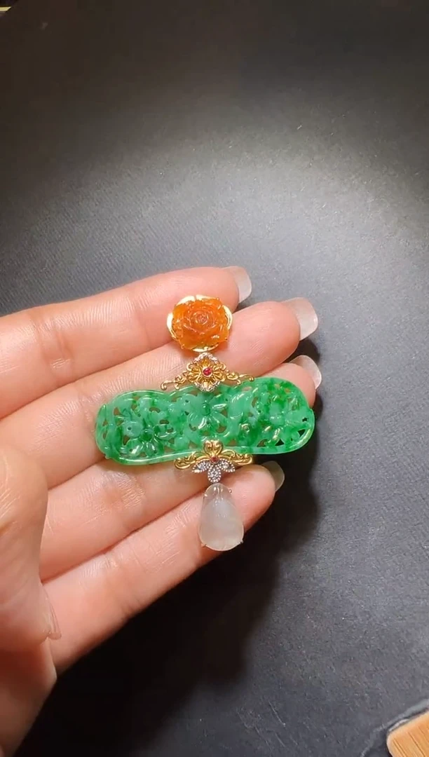 颈饰18K金镶嵌翡翠翡翠花片吊坠