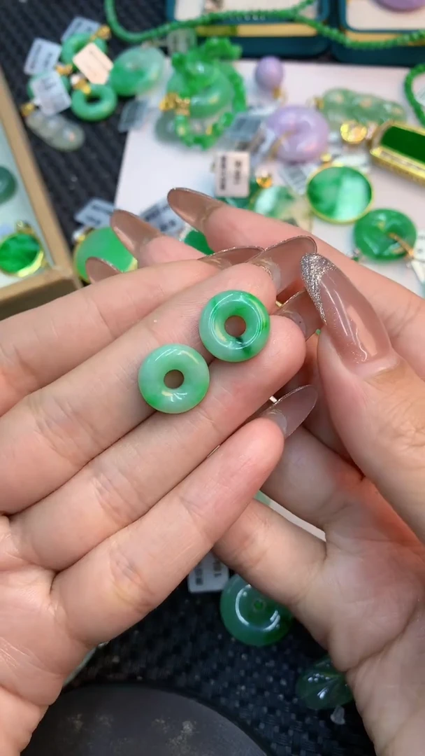 颈饰未镶嵌翡翠?*冷1