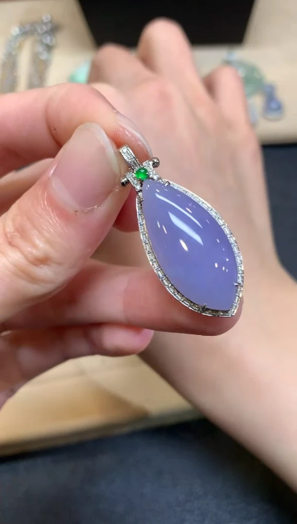 【闪购商品】翡翠颈饰18K金镶嵌福瓜【无服务费】