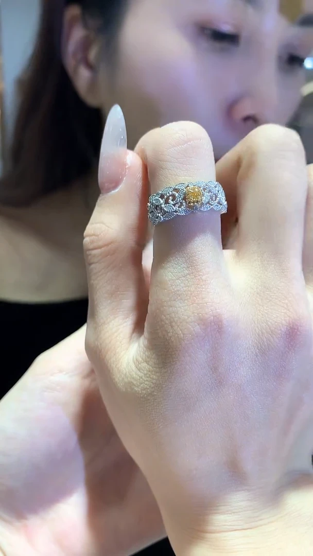 【闪购商品】钻石戒指18K金镶嵌钻石戒指