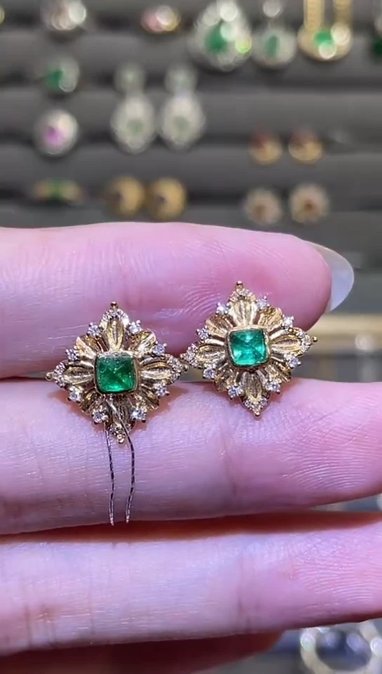 18K金镶嵌耳饰祖母绿0.55ct