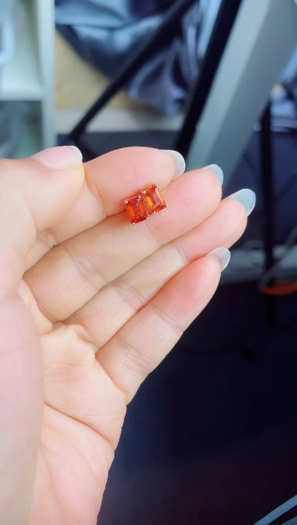 【闪购商品】石榴石耳饰银S925镶嵌耳饰无证书