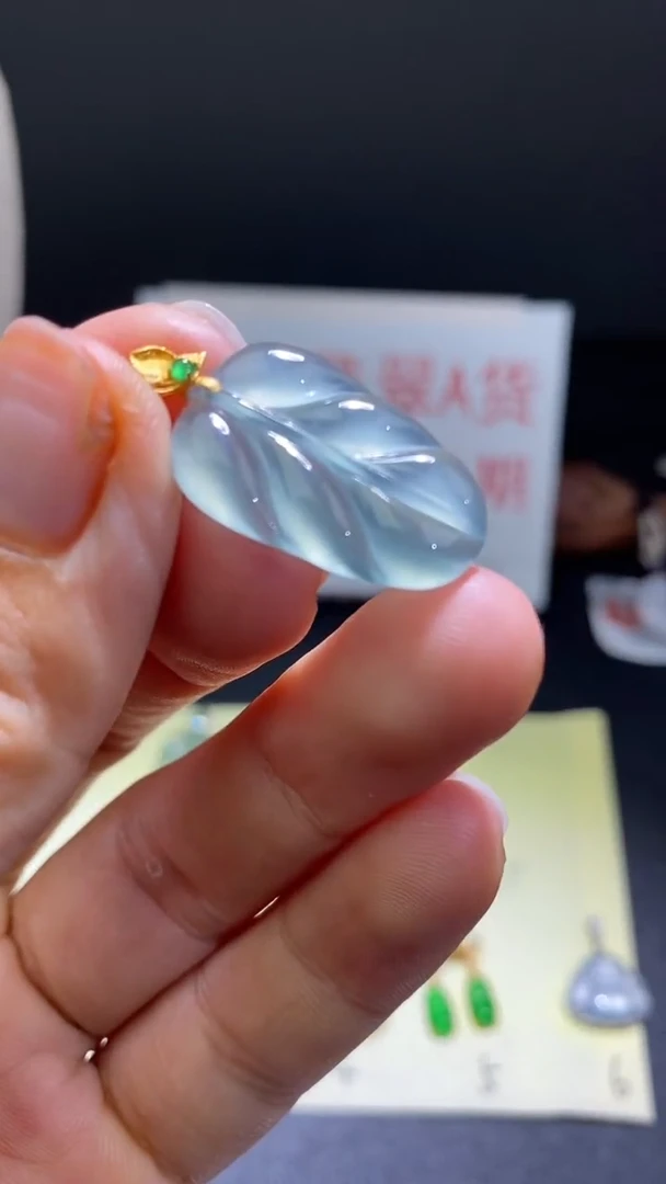 翡翠18K金镶嵌颈饰翡翠吊坠