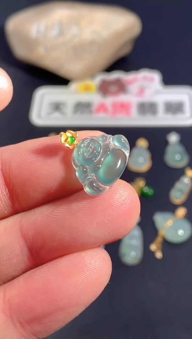 颈饰18K金镶嵌翡翠