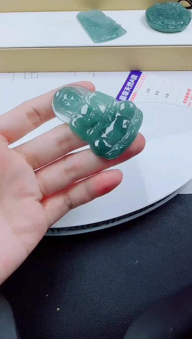 翡翠未镶嵌颈饰观音