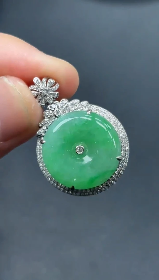 18K金镶嵌挂件翡翠平安扣