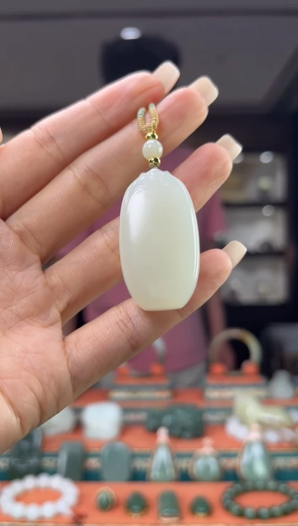 颈饰未镶嵌和田玉佩佩