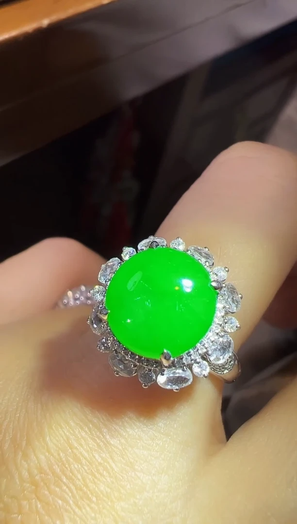 18K金镶嵌戒指翡翠蛋面