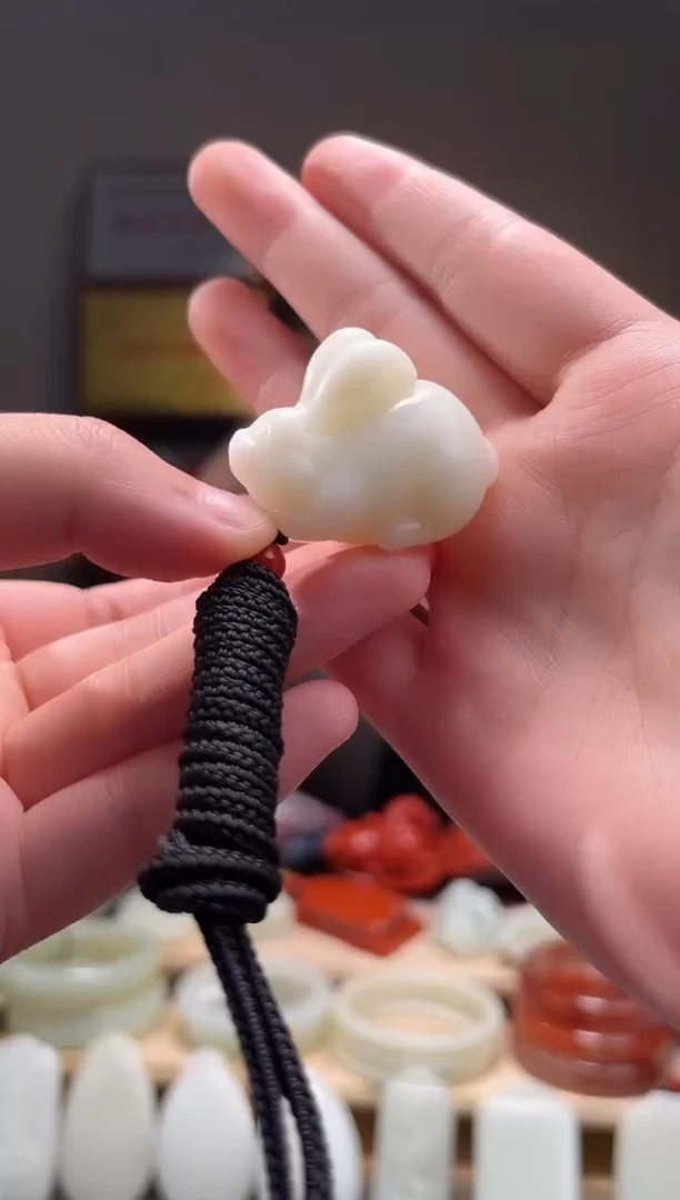 颈饰未镶嵌和田玉吊坠