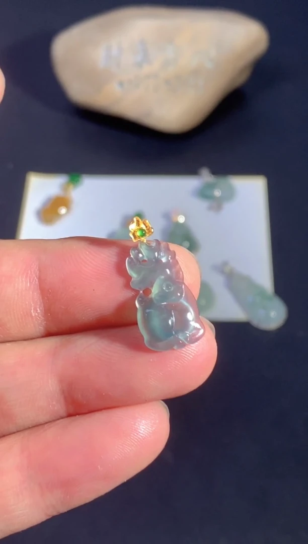 颈饰18K金镶嵌翡翠