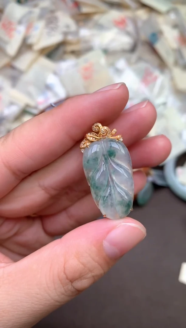 18K金镶嵌挂件翡翠 —