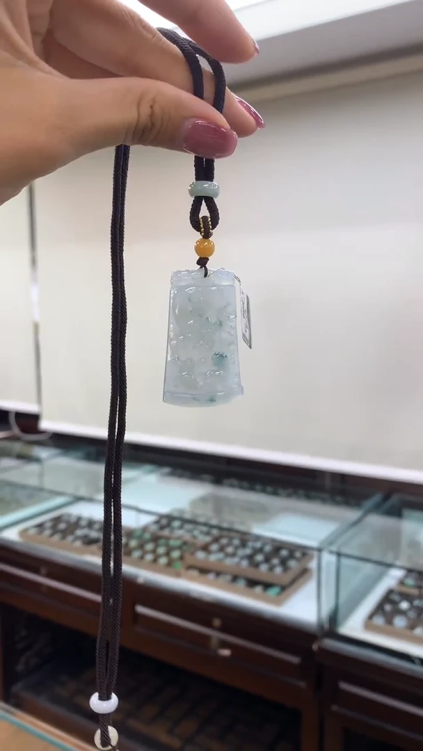 翡翠未镶嵌颈饰牌子