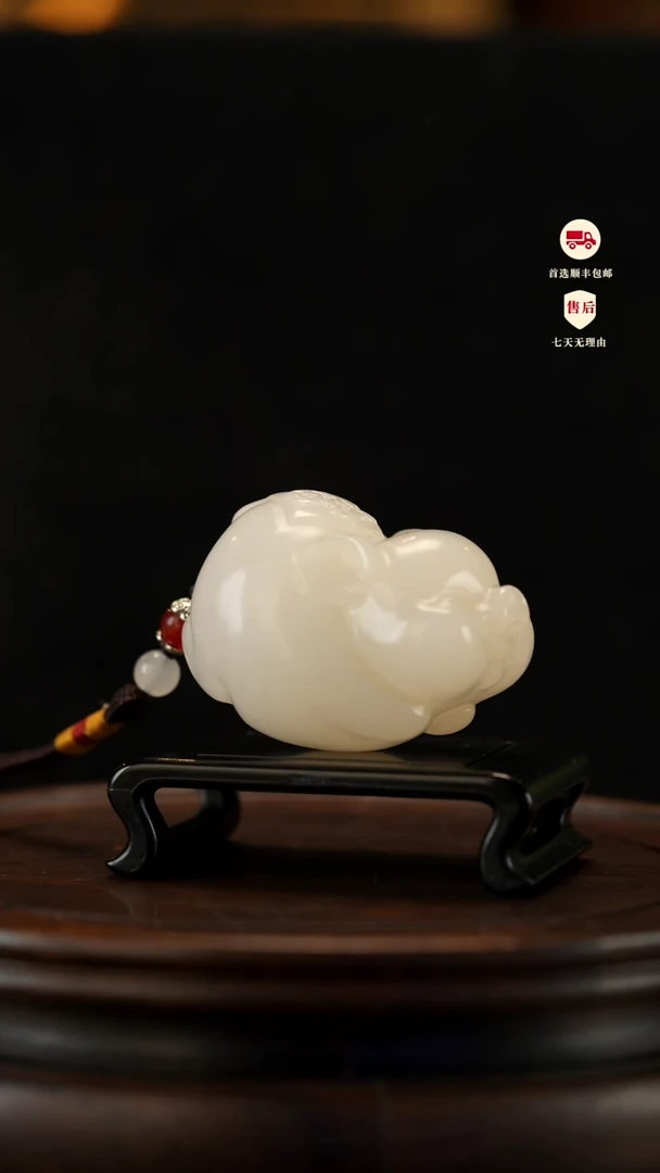 云南石荔枝白小福猪手把件摆件