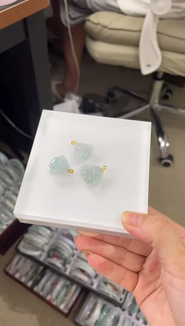 翡翠18K金镶嵌吊坠(赠链)多样性发一