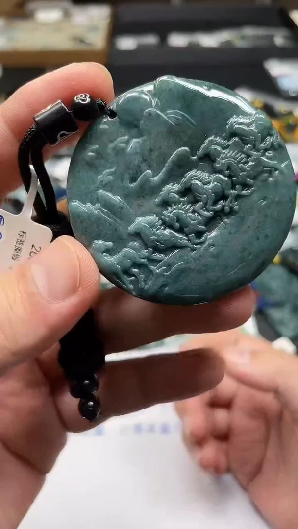 翡翠未镶嵌颈饰 多样性发其一