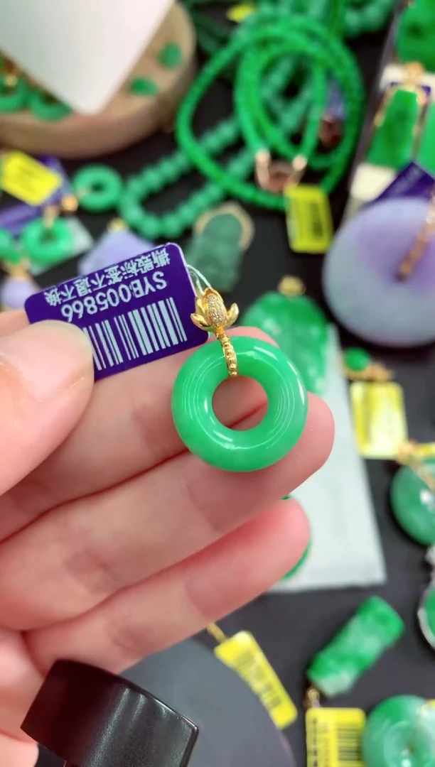 颈饰18K金镶嵌翡翠挂件