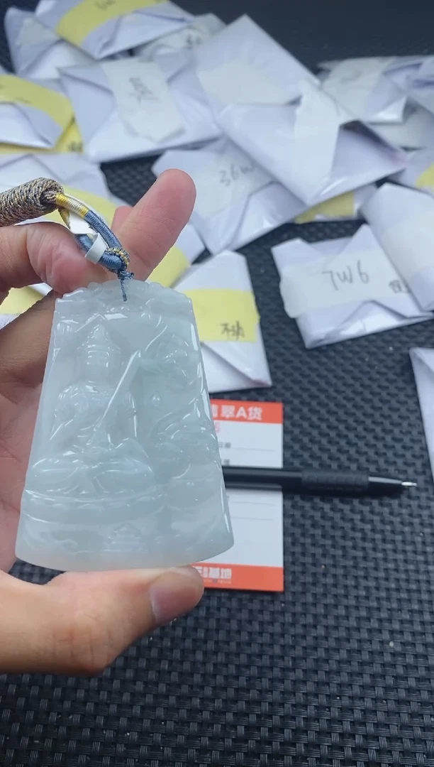 翡翠未镶嵌颈饰