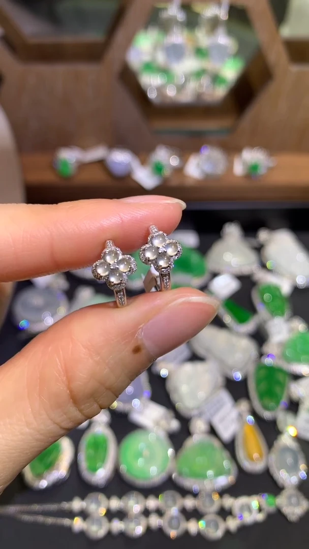 【闪购商品】翡翠吊坠(不含链)18K金镶嵌耳包